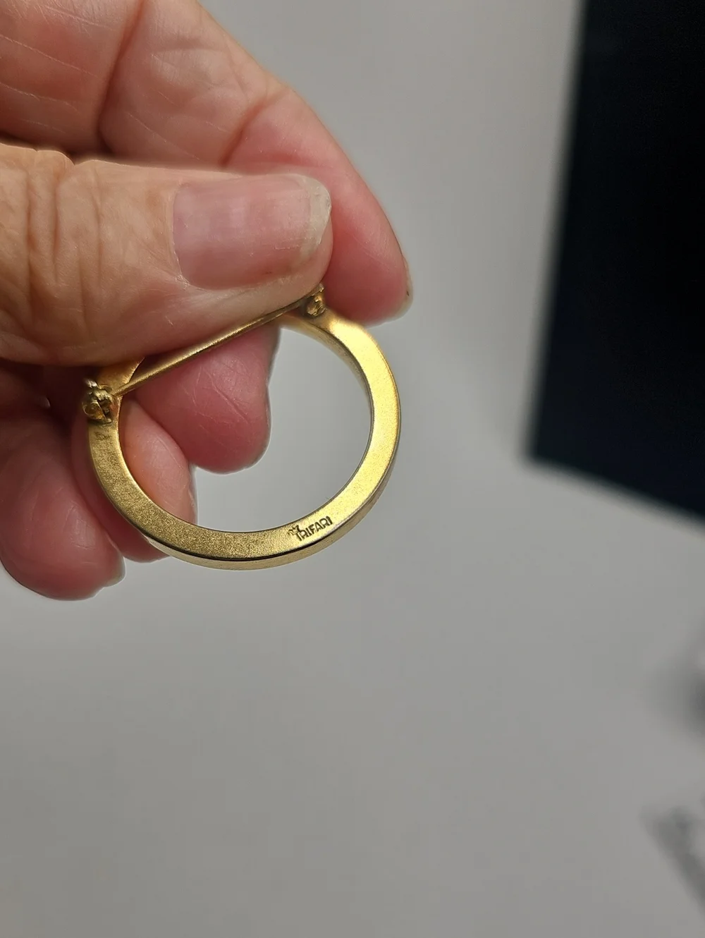 Trifari Circle Brooch Womens Size OS Gold Tone Vintage Minimalist Wreath Pin